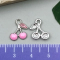 Rosa Emaille und Silber Metall Kirsch Anhänger mit Ösen und Größenvergleich - Rosa Kirsche (21928) / 12x13mm