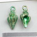 Pendentifs coquillage irisés vert et or pour la création de bijoux et colliers - Style Conque Verte (8599)