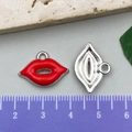 Rote Emaille-Lippenanhänger aus Silberlegierung für DIY-Schmuckherstellung - Rote Lippen (21939) / 18x14mm
