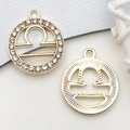 Pendentif Balance doré avec des strass étincelants et une finition métallique texturée - Balance Zodiaque (18613) / Signe du Zodiaque en Strass