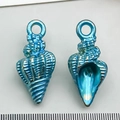 Pendentif en forme de coquillage bleu irisé pour bijoux avec finition métallique - Style Conque Bleue (8602)