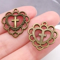 Colgantes de corazón con cruz en bronce antiguo para creación de bisutería - Estilo de Cruz de Corazón Hueco (20310)