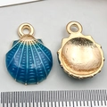 Pendentif coquillage bleu émaillé avec finition dorée et règle pour l'échelle - Style Coquille Bleue (8608)