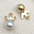Pendentif couronne dorée avec émail blanc et perle pour la création de colliers - 11x18.5mm / Perle Couronne Blanche