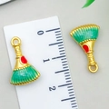 Leuke bezem hanger legering accessoire met groene kop en gouden handvat voor DIY - Blauwe Bezem