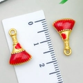 Gouden bezemhangers met rood email en liniaal die de grootte van 1.8cm toont - Rode Bezem