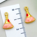 Roze emaille bezem hanger in goud voor DIY-sieraden maken en handgemaakte hobby's - Roze Bezem