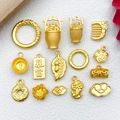 Détail macro de pendentifs chinois en or comprenant des sacs de chance et Pixiu - Ensemble Mixte
