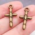 Colgante de cruz en aleación de bronce antiguo con cuentas ovaladas entre dedos - Estilo Cruz Empalmada (20316)