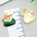 Cartoon Zongzi bedeltje van legering met groen email en goud vergulde achterkant - Strohoed Driehoek Zongzi