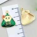 Zongzi-bedeltje in groen en goud emaille met zonnestraaltextuur en handig ophangoogje - High Zongzi Driehoek Hangers