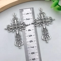 Coppia di ciondoli a croce retrò hip-hop in argento con intricati motivi traforati - Croce Argento Antico (3342) / 41x62mm