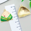 Cartoon rijstknoedel DIY legering hanger met groen email en een gouden achterkant - Strik Driehoek Zongzi