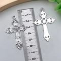 Coppia di ciondoli a croce argento vintage per collane con intagli traforati, misura 75mm - Croce a Motivo Cavo Argento Antico (22267) / 55x36mm