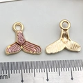 Pendentifs queue de sirène en émail rose pour bijoux DIY en alliage doré poli - Style Queue de Sirène Violette (10970)