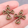 Par de dijes de cruz de bronce vintage de aleación para creación de joyas DIY - Estilo Cruz Unida por Corazones (20320)