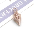 Roségoldener Muschelanhänger mit Textur und Öse für die DIY-Schmuckherstellung - 1 Stk. Weiße Meerschnecke 9x19mm (8601)