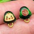 Vue macro de breloques en émail vert avec caractère Fu pour la création de bracelets - Zongzi Souriant Moyen (22617)