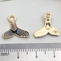 Pendentif queue de poisson dorée avec émail noir et règle de mesure graduée - Style Queue de Sirène Café (10971)