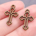 Colgante de cruz vintage en bronce con diseño hueco para creación de joyas DIY - Estilo Cruz Hueca (20322)