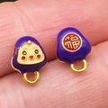 Vue macro des breloques émaillées violettes avec caractère Fu et visages de dessin animé - Zongzi Souriant Violet Petit (22629)