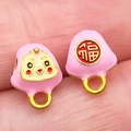 Détails macro des breloques émaillées roses avec caractère Fu et motifs animaux mignons - Zongzi Souriant Rose Petit (22630)