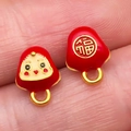 Macro d'un pendentif en émail rouge caractère Fu et d'une breloque poupée avec anneaux dorés - Zongzi Souriant Rouge Petit (22631)