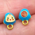 Gros plan d'un pendentif en émail bleu avec visage de dessin animé et symbole Fu - Zongzi Souriant Bleu Petit (22632)
