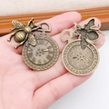 Vintage bronzen bij en Romeinse cijfers klok hanger voor DIY sieraden maken - Rond Groot Bijen Tandwiel (1259)