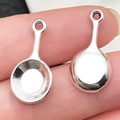 Ein Paar Mini-Bratpfannen-Anhänger in Silberoptik für DIY-Schmuck und Charms - Minitopf (10x21mm)