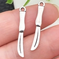 Silberne Besteckmesser-Anhänger in Antik-Optik für DIY-Schmuck und Bastelarbeiten - Minimesser (4x24mm)