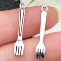 Silberner Gabel-Anhänger aus Legierung für DIY-Schmuckarmbänder und Bastelzubehör - Kleine Gabel (4x24mm)