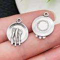 Antik-silberne Miniatur-Teller und Besteckanhänger für DIY-Schmuck und Armbänder - Teller Mit Besteck (14x24mm)