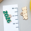 Vue détaillée macro du pendentif année 2026 en alliage avec émail vert et cadre doré - KC Or Vert 2026