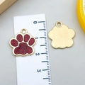 Detalle de colgantes de pata con purpurina roja sobre regla de 1,8 cm para joyas DIY - Huella de Animal KC Dorada con Brillo Rojo (23320)