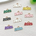 Détail macro de pendentifs année 2026 en émail coloré pour la création de bijoux DIY - Multicolore 2026 Petit
