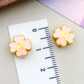 Paire de boucles d'oreilles trèfle rose avec bords dorés et pétales en cœur en émail - Perle d'Espacement Cœur Grand Trou Double Face (22689)