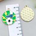 Pendenti calcio in lega smaltata blu e verde con retro dorato testurizzato per gioielli DIY - Stile Calcio con Piede sulla Palla Verde (22945)