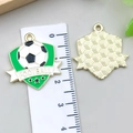 Ciondolo da calcio a scudo in smalto verde e bianco con stelle e anello in metallo - Stile Distintivo Calcio Stella Verde (22946)