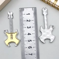 E-Gitarren-Anhänger in Gelb und Silber mit strukturierter Rückseite für Schmuck - Gelbe Emaille Weiße K-Gitarre (22348)