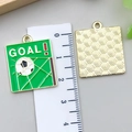Ciondolo quadrato verde a tema calcio in lega smaltata con scala graduata 2,5 cm - Stile Calcio Goal Verde (22947)