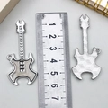Silberner E-Gitarren-Anhänger aus Legierung für DIY-Schlüsselanhänger, 65 mm groß - Grau-Schwarze Emaille Weiße K-Gitarre (22349)