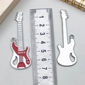 Roter Emaille-Gitarrenanhänger aus Legierung für DIY-Halsketten und Schlüsselanhänger - Rote Emaille Weiße K-Rockgitarre (22352)