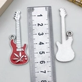 Roter Emaille-Gitarrenanhänger mit Blattmuster und silberner Rückseite für DIY-Schmuck - Rote Emaille Personalisierte Gitarre (22350)