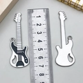 Schwarzer und weißer Gitarren-Anhänger aus Metall, 82mm lang für DIY-Schmuckherstellung - Schwarze Emaille Weiße K-Rockgitarre (22353)