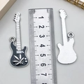 Gitarren-Legierungsanhänger mit schwarzem Emaille-Finish und Ahornblatt für Schmuck - Schwarze Emaille Weiße K-Personalisierte Gitarre (22351)