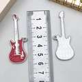 Roter Emaille-E-Gitarren-Anhänger mit Musiknoten und strukturierter Rückseite 75mm - Rote Emaille Weiße K-Symbolgitarre (22354)