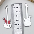 Silberner E-Gitarren Metallanhänger mit roten Emaille-Details und Maßstabsskala - Rote Emaille Weiß-K Gitarre (22356)