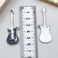 DIY Gitarren-Anhänger aus Metall mit schwarzer Emaille und Notenmuster, 54mm Größe - Schwarze Emaille Weiße K-Symbolgitarre (22355)