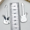 Silberner und schwarzer E-Gitarren-Anhänger aus Legierung, Vorder- und Rückseite - Schwarze Emaille Weiß-K Gitarre (22357)